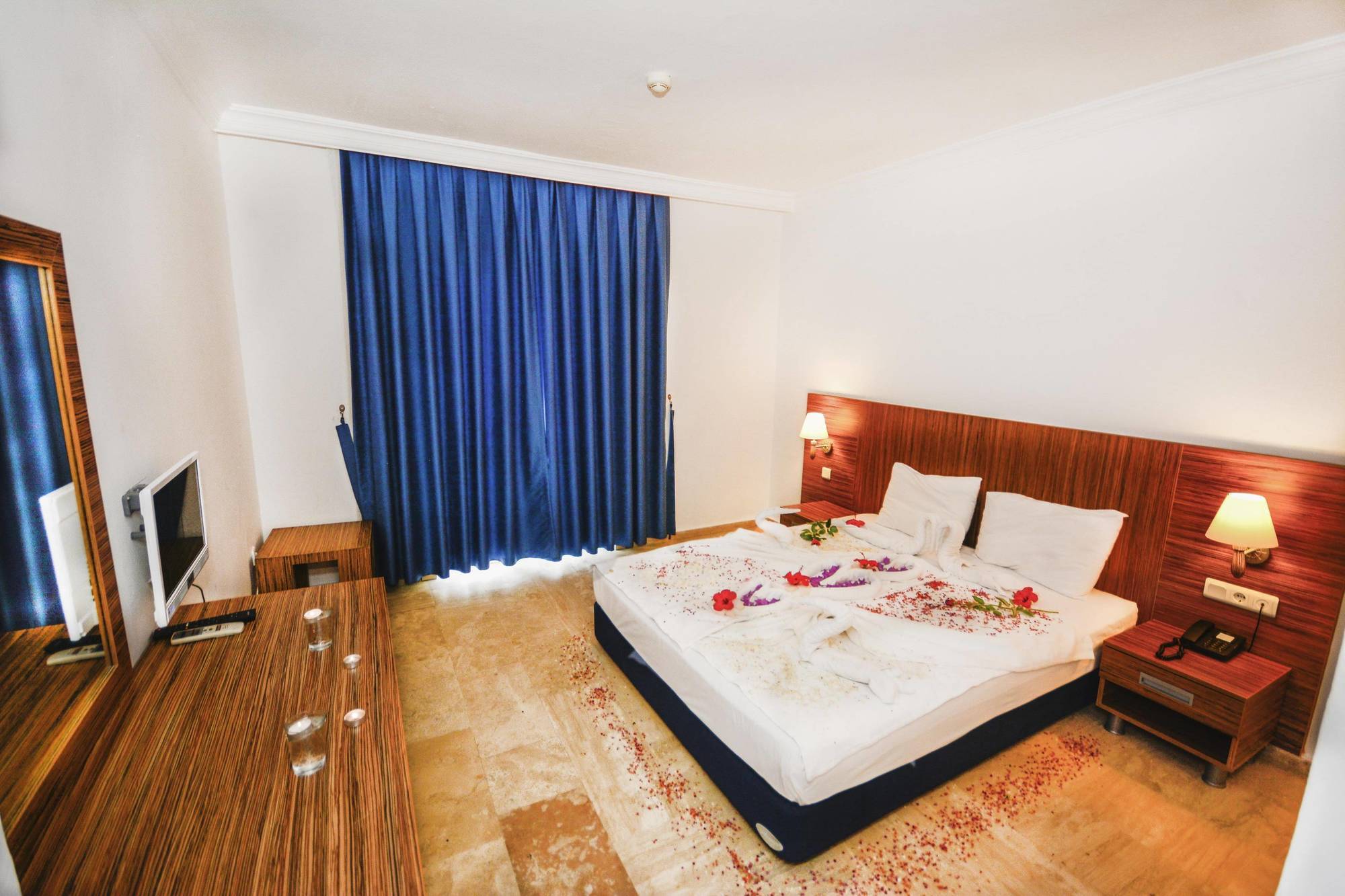 Club Blue White Otel 3*