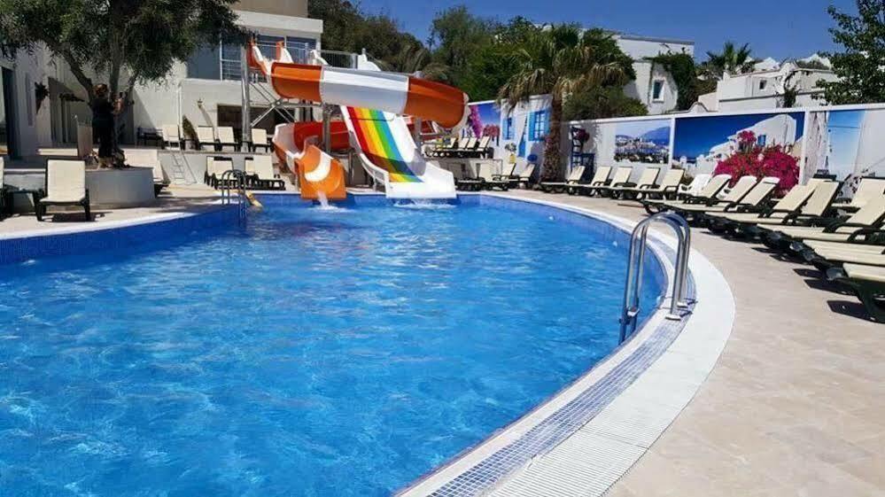 Club Blue White Otel 3*